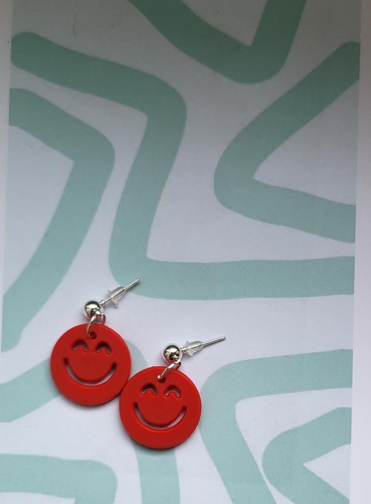 Oorbellen met rode smiley, Overige materialen, Nieuw, Ophalen of Verzenden, Knopjes of Stekers