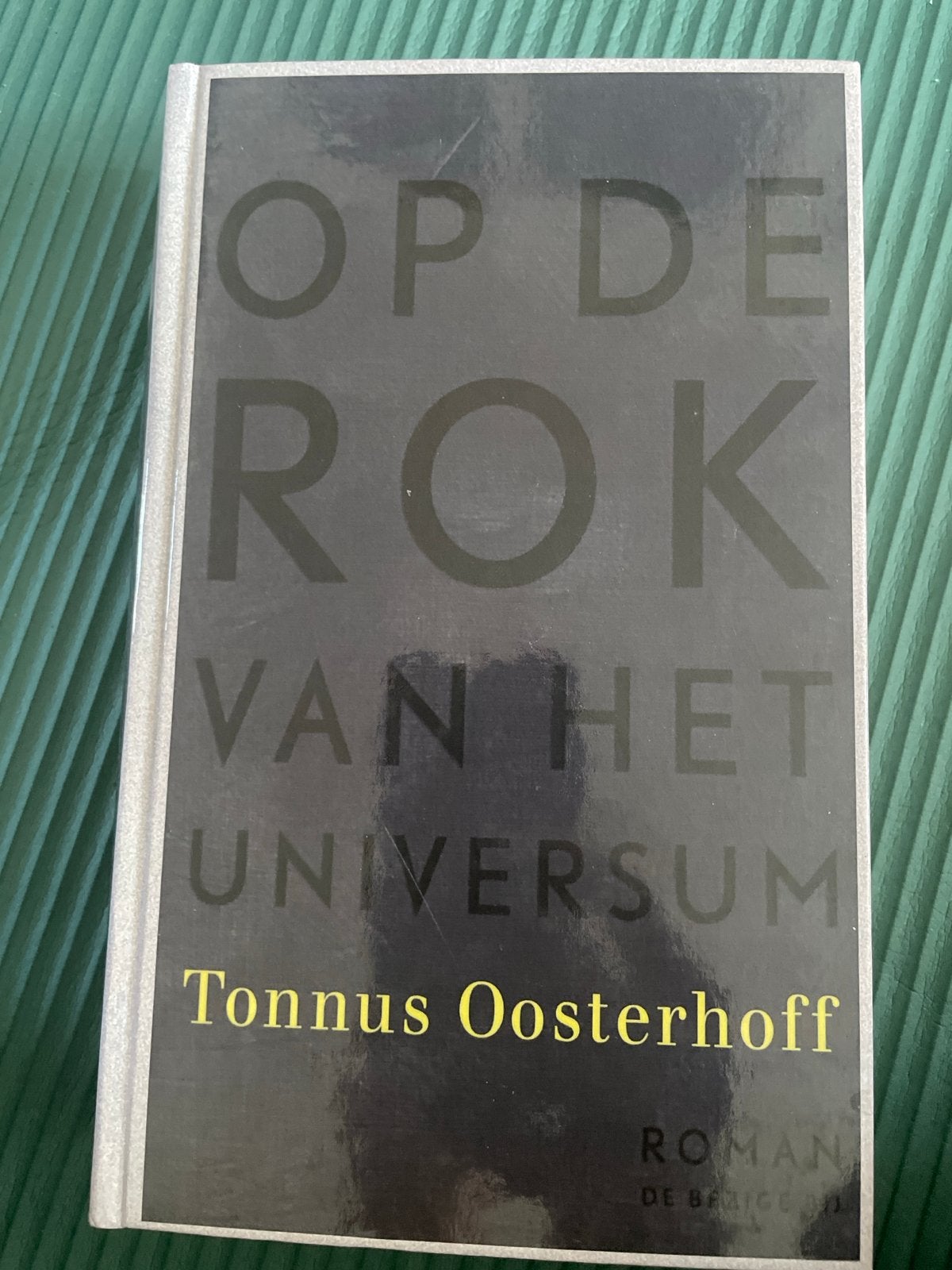 Op de rok van het universum - Tonnu Oosterhoff, Ophalen of Verzenden, Zo goed als nieuw, Nederland