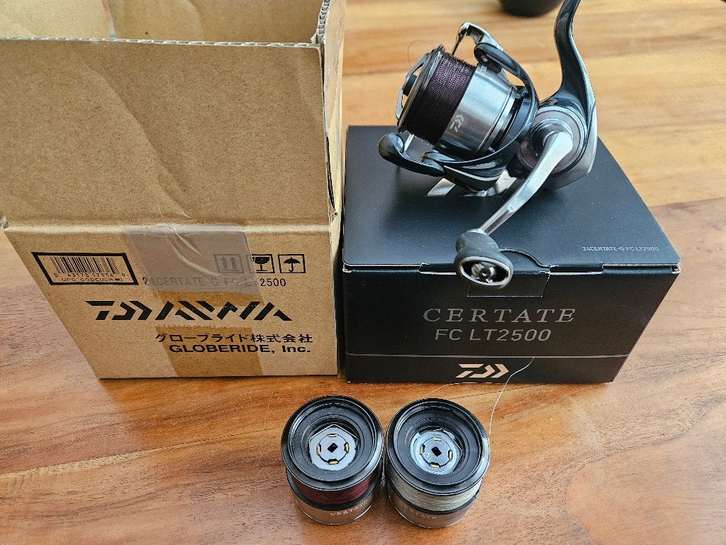 Daiwa 24 Certate 2500, als nieuw in doos (3 spoelen!!!), Watersport en Boten, Verzenden, Zo goed als nieuw, Molen