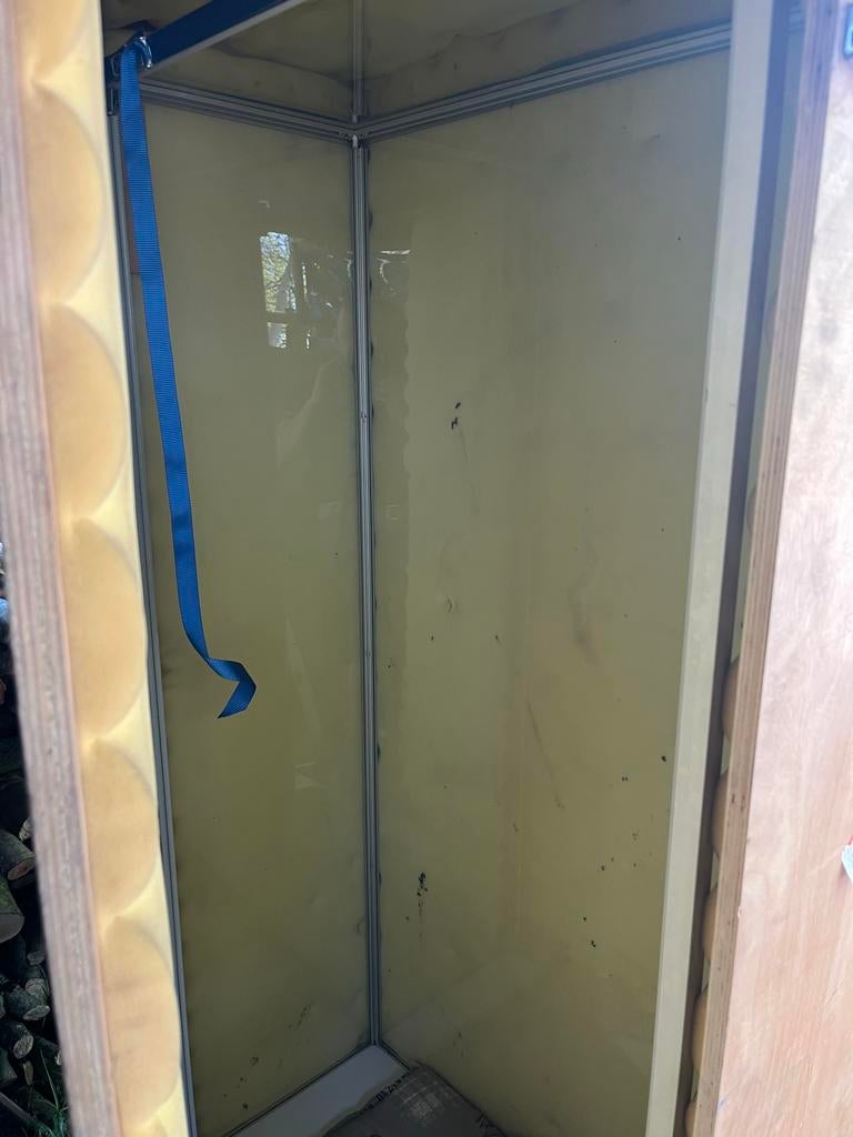 Glazen vitrinekast in houten bak, Ophalen, Gebruikt, 50 tot 100 cm, 150 tot 200 cm