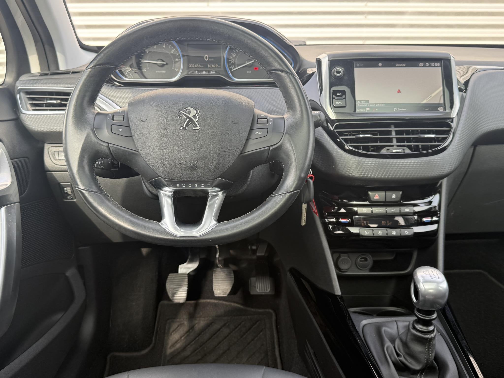 Peugeot 2008 1.2 PureTech Allure 2e Eigenaar|Navi|Pano|Camer, Voorwielaandrijving, Stof, 1199 cc, Wit
