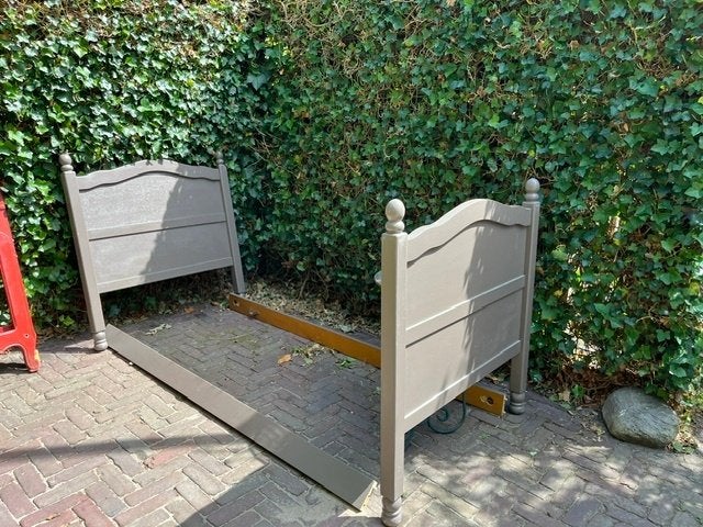 Twee vintage Franse houten ledikanten inclusief lattenbodems, Ophalen, Vintage Frans, Gebruikt, 90 cm