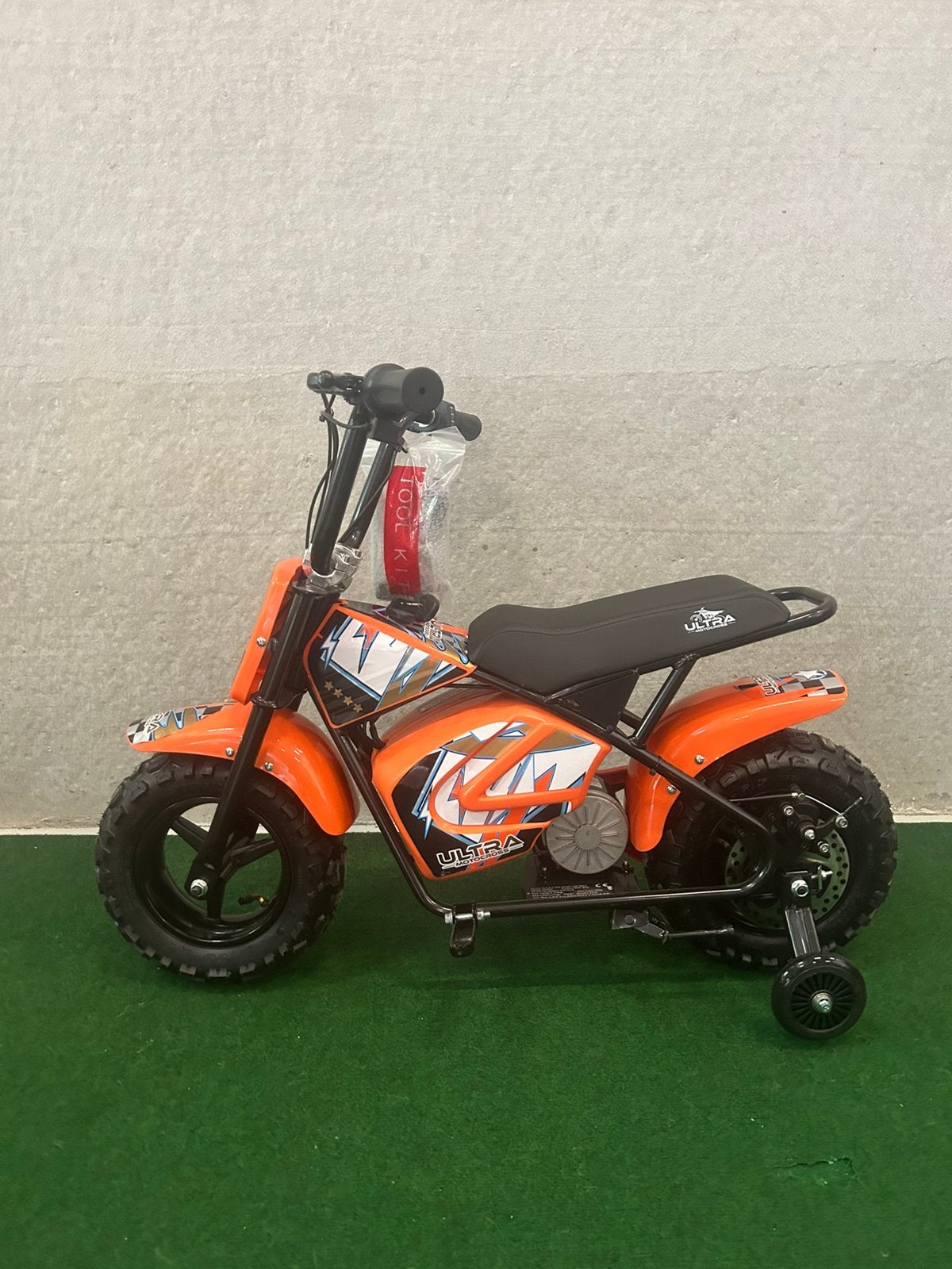Nieuwe Ultra electrische oranje motor met zijwieltjes, Ultra, Nieuw, Afspraakpunt.nl, Afspraakpunt