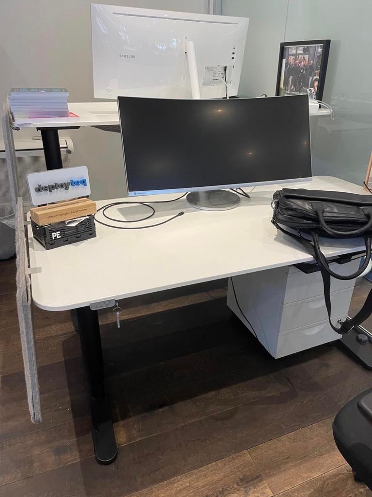 Wit verstelbaar bureau met zwarte poten, Ophalen, Zit-sta bureau, In hoogte verstelbaar, Zo goed als nieuw