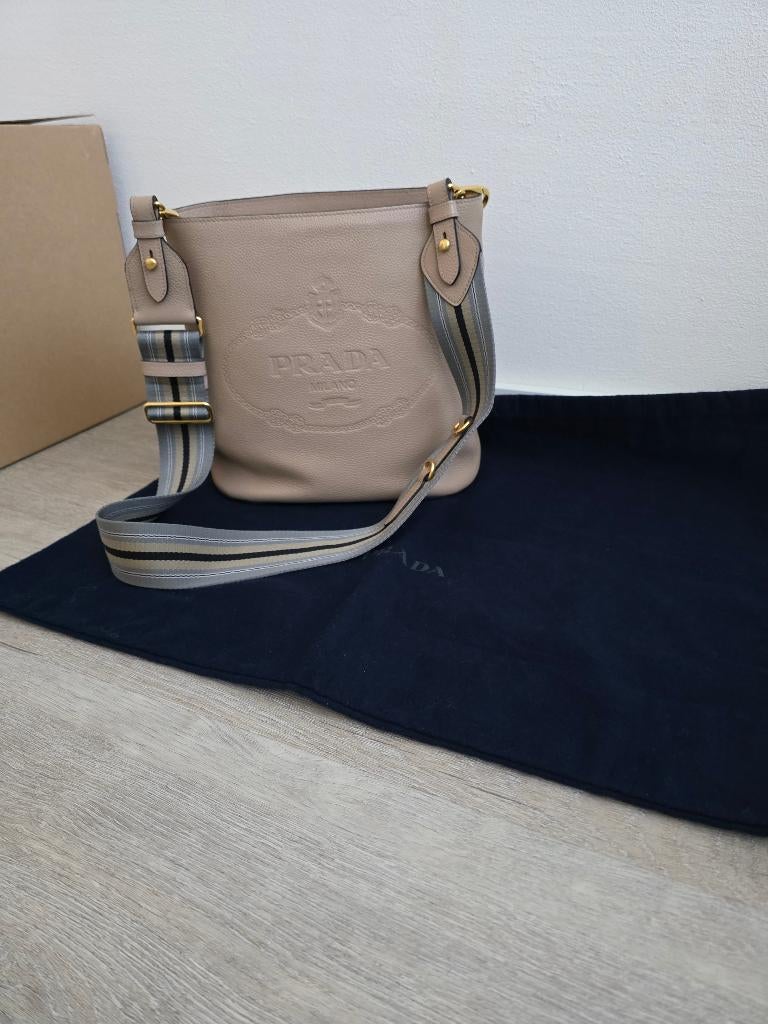 PRADA LEREN TAS MODEL LOGO-EMBOSSED 100% ORIGINEEL, Ophalen of Verzenden, Nieuw, Beige, Overige typen