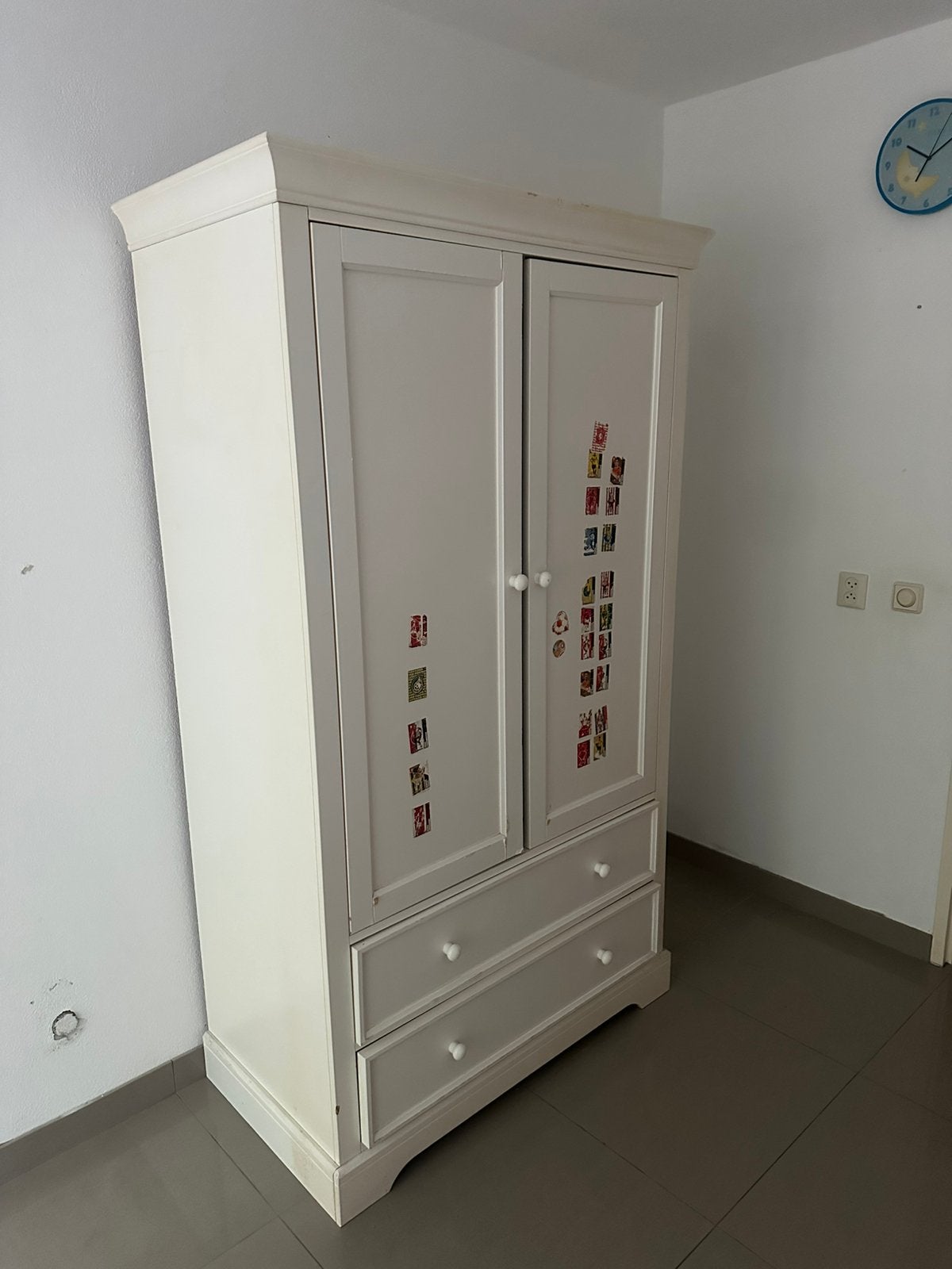Witte kinderkledingkast met 2 lades - gratis af te halen, Ophalen, Gebruikt, Kast, 50 tot 70 cm