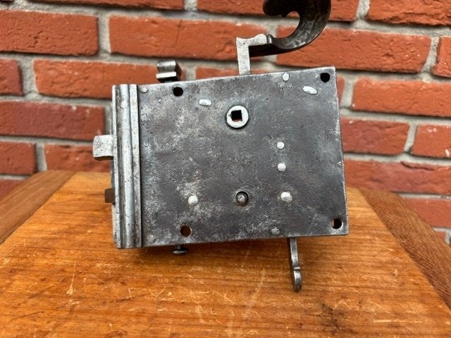 Antiek smeedijzeren deurslot., Ophalen