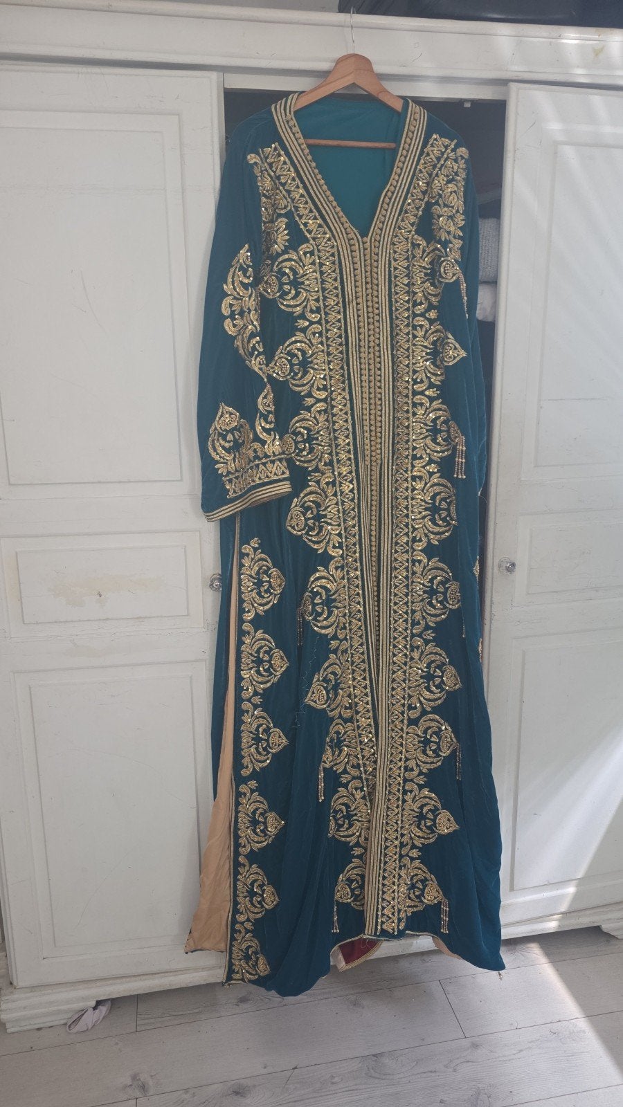 Prachtige smaragdgroene fluwelen kaftan met goud borduurwerk, Maat 38/40 (M), Overige typen, Ophalen of Verzenden, Groen
