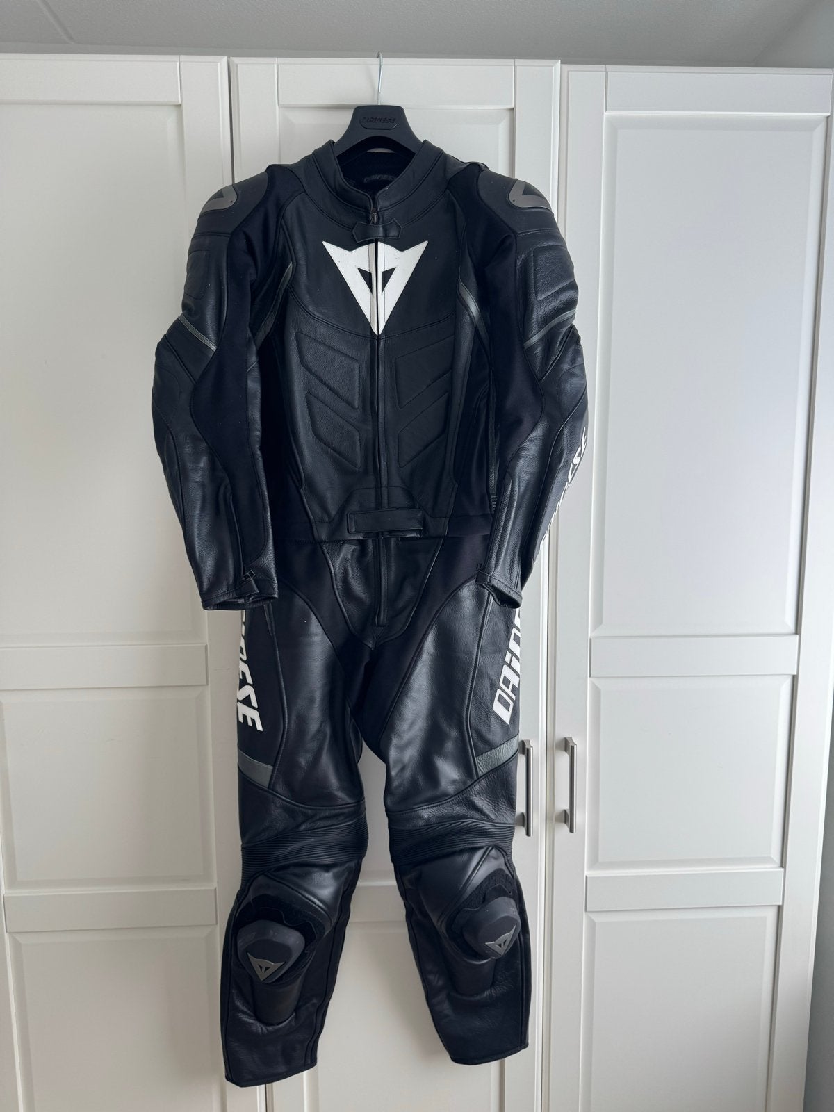 Dainese 2-delig leren motorpak - zwart - maat 98, Motoren, Kleding | Motorkleding, Ophalen, Tweedehands, Heren, Combipak