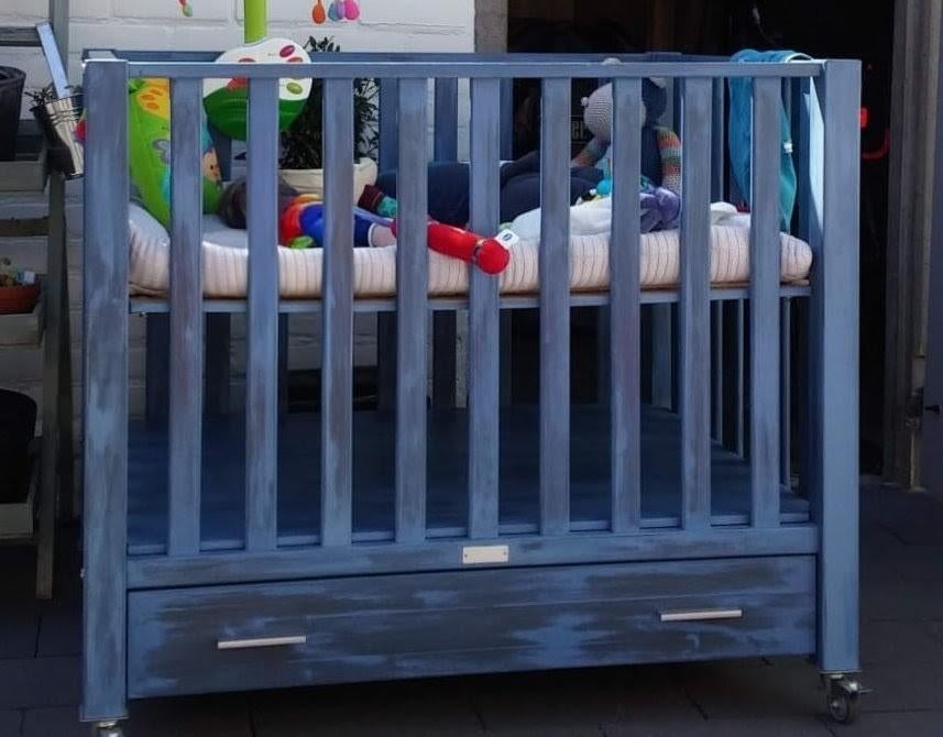 Houten babybox met opberglade en wieltjes, Kinderen en Baby's, Boxen, Ophalen, Zo goed als nieuw, Vierkant, Wieltjes