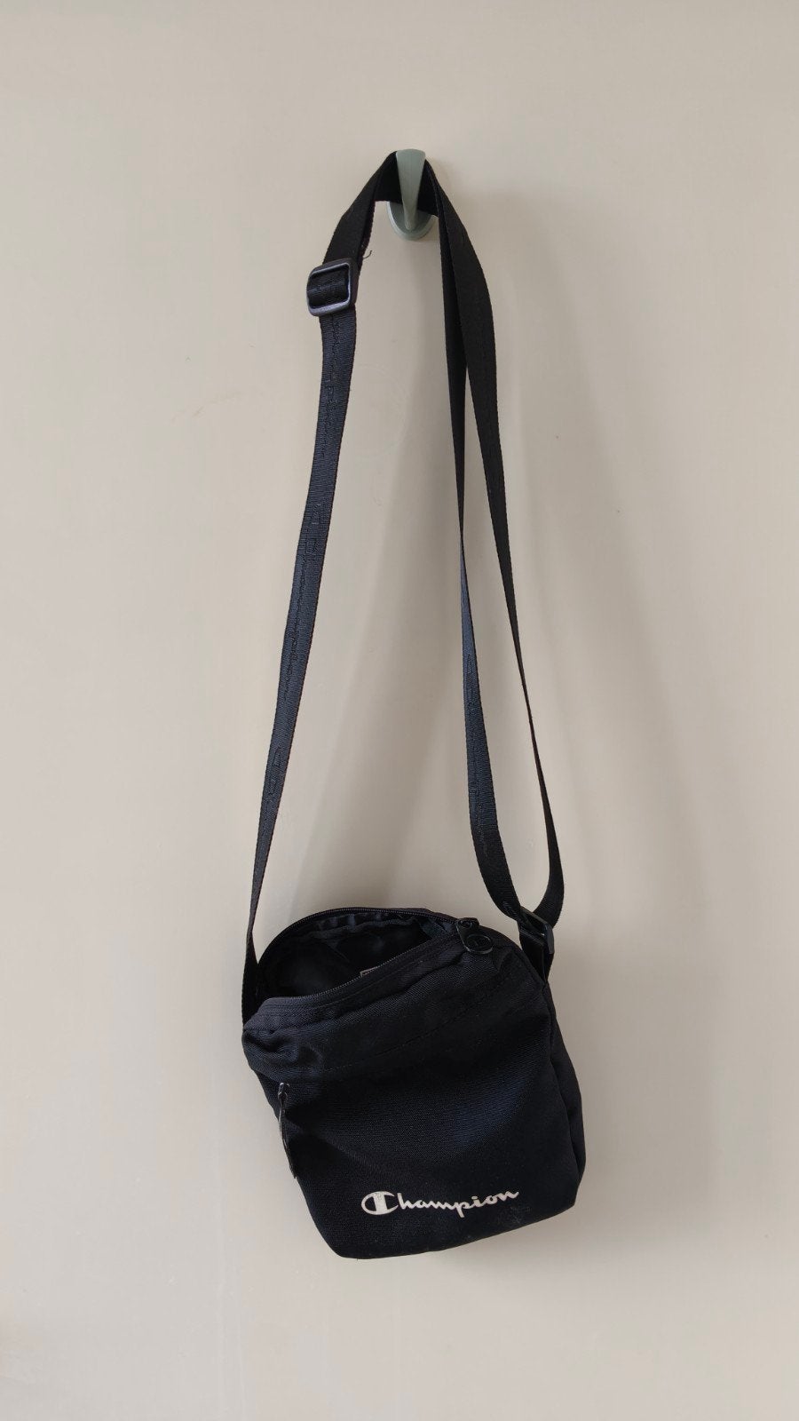 Champion shoulder/cross body bag - waterproof and compact, Sieraden, Tassen en Uiterlijk, Ophalen of Verzenden, Nieuw