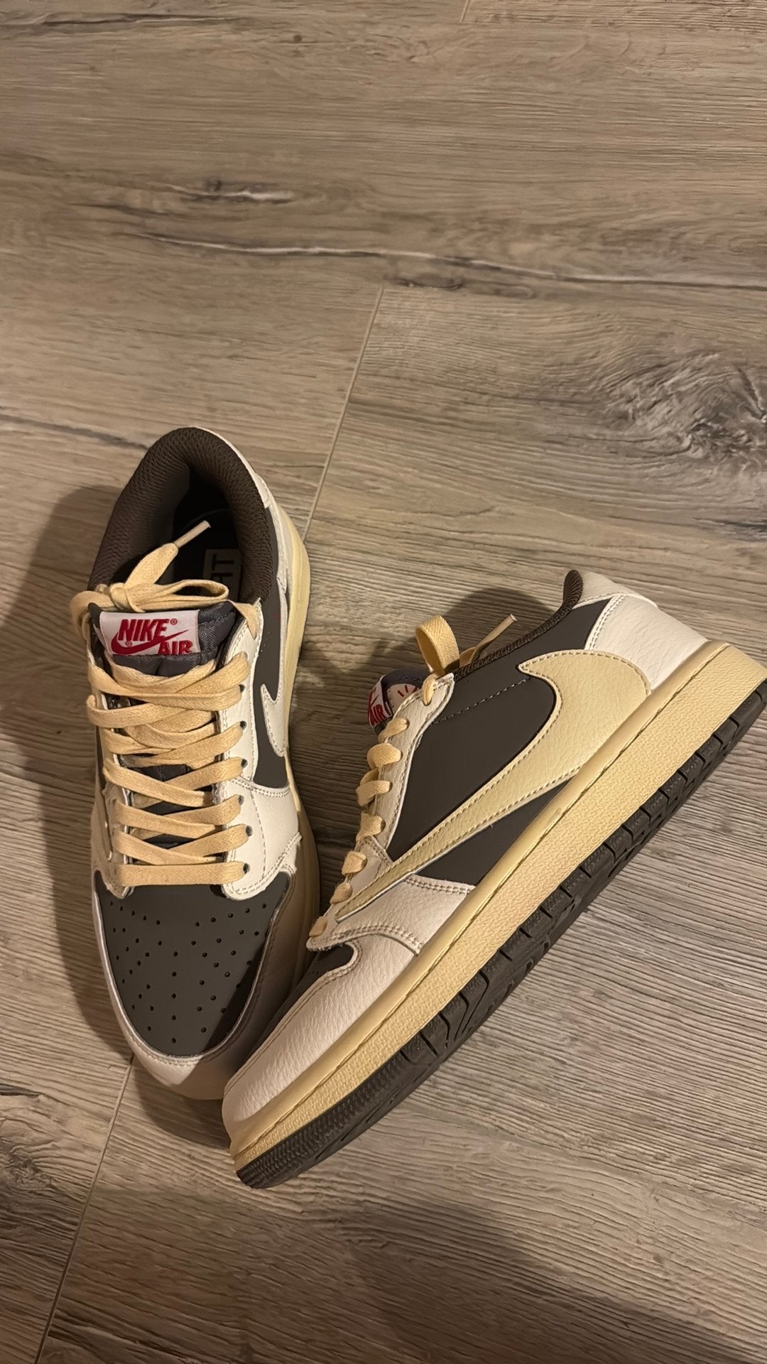 Travis Scott x Air Jordan 1 Retro Low OG 'Reverse Mocha 39, Ophalen of Verzenden, Zo goed als nieuw, Bruin, Sneakers of Gympen