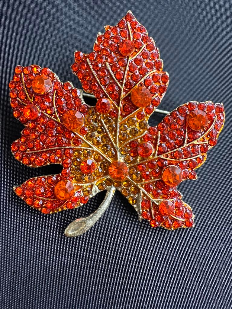 Vintage bladbroche met rode strass, Overige materialen, 4 tot 7 cm, Nieuw, Ophalen of Verzenden