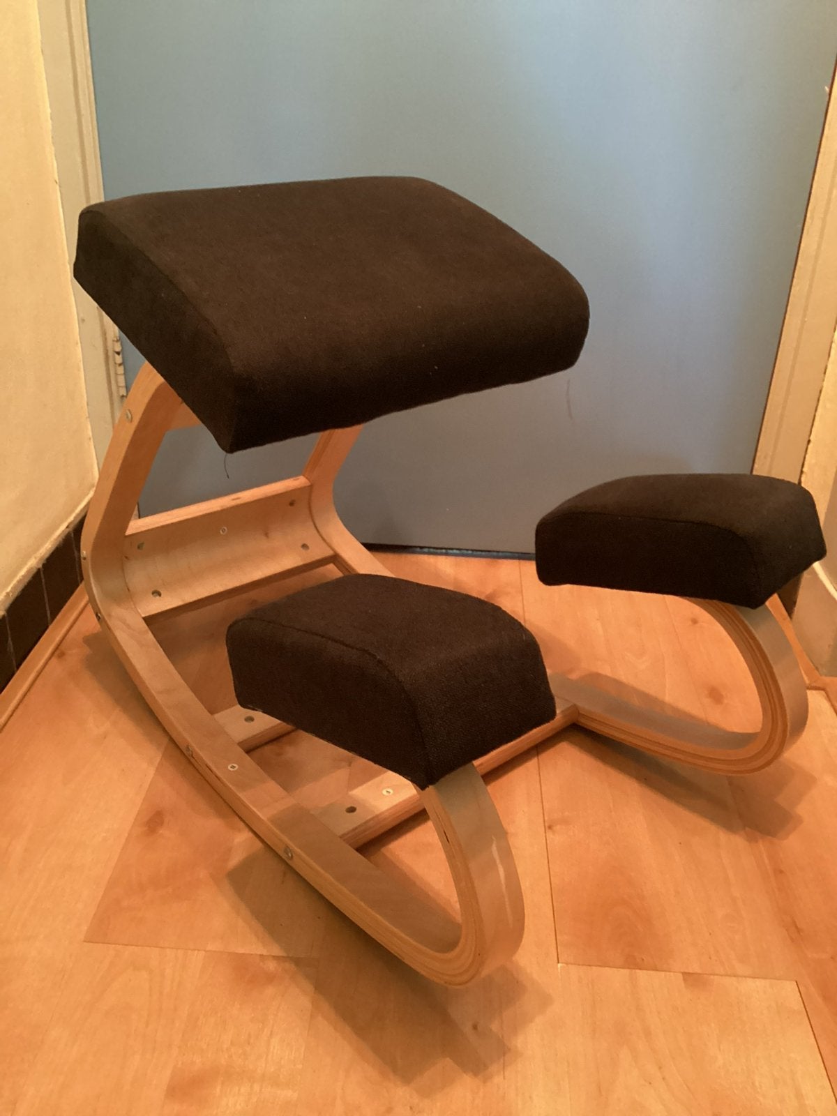 JRM ergonomische kniestoel, Huis en Inrichting, Ophalen, Hout, Zwart, Design