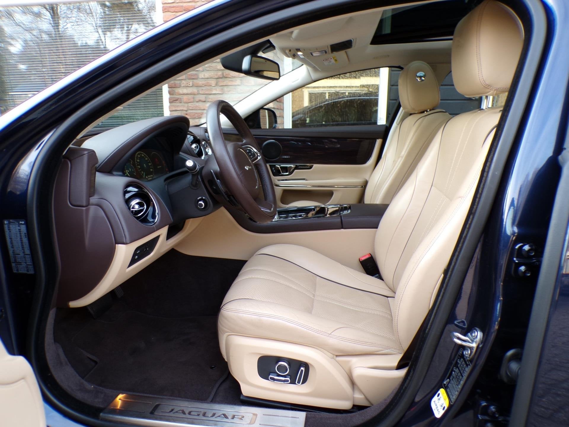Jaguar XJ 3.0 D Premium Luxury Automaat / Leder / Panoramada, Auto's, Automaat, Dealer onderhouden, Achterwielaandrijving, Gebruikt