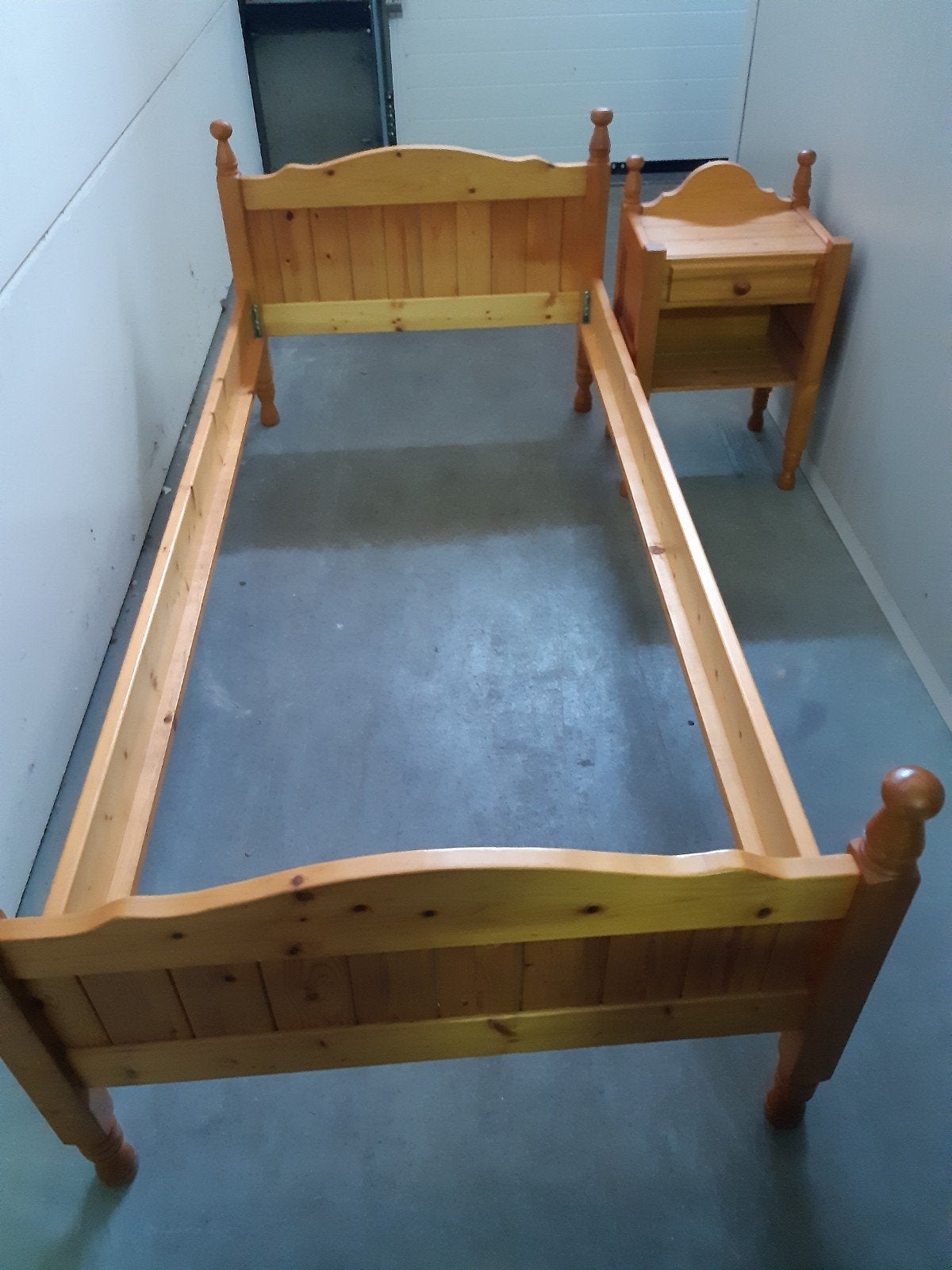 Massief Grenen ledikant met nachtkastje en rolbodem 90x200cm, Huis en Inrichting, Ophalen, Gebruikt, 90 cm, Eenpersoons