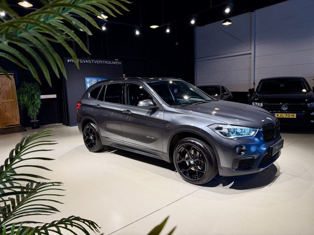 BMW X1 sDrive18i Advantage Aut Navi|Carplay|Xenon|PDC Grijs!, Gebruikt, Huisgarantie, Met garantie (alle), Bedrijf