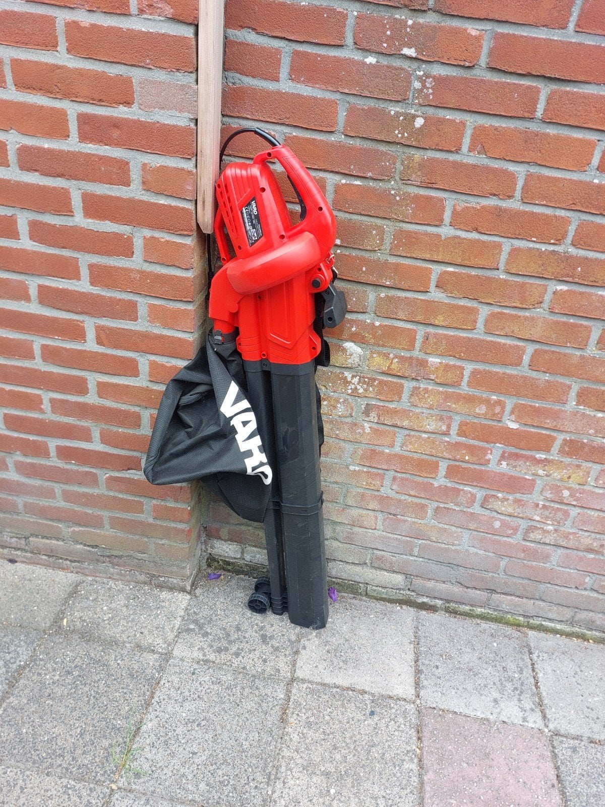 Varo bladblazer met zuigfunctie - Nieuw, 1x gebruikt, Met opvangzak, Handgedragen, Ophalen of Verzenden, Zo goed als nieuw