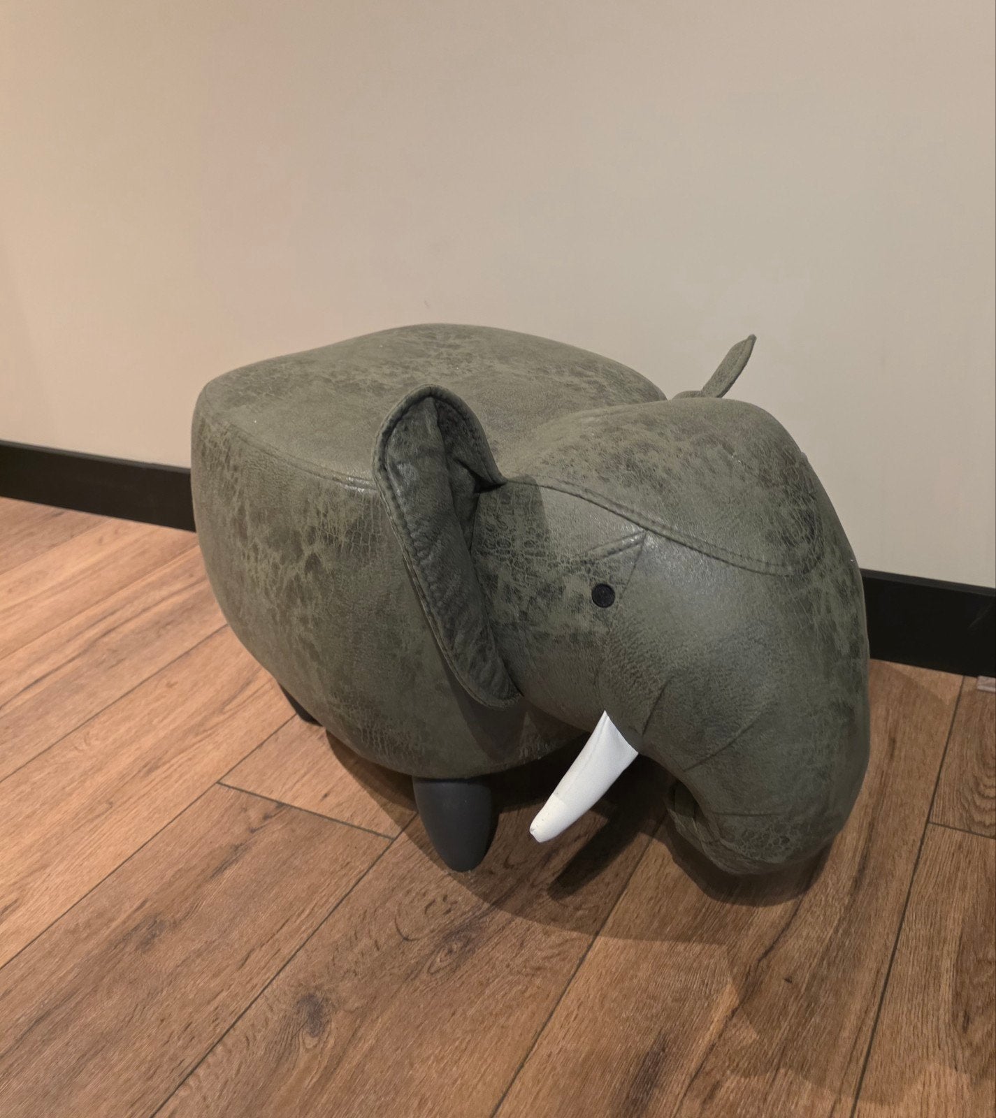 Leuke olifant poef - zo goed als nieuw, Ophalen, Kunststof, 50 tot 75 cm, Zo goed als nieuw
