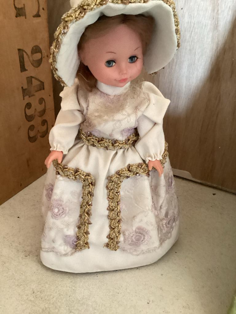 Mooie pop op standaard met kleding - 40 cm, Verzamelen, Poppen, Ophalen of Verzenden, Gebruikt, Pop