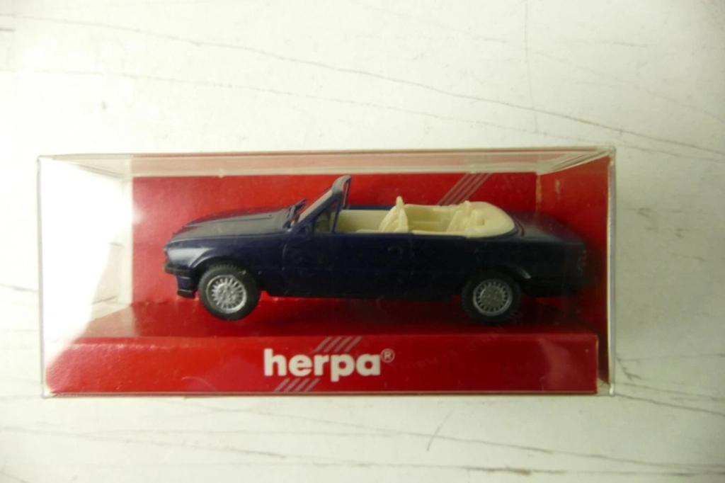 Herpa, specifiek een BMW 3-serie (E30) Cabriolet in de scha, Hobby en Vrije tijd, Modelauto's | 1:43, Ophalen of Verzenden, Auto
