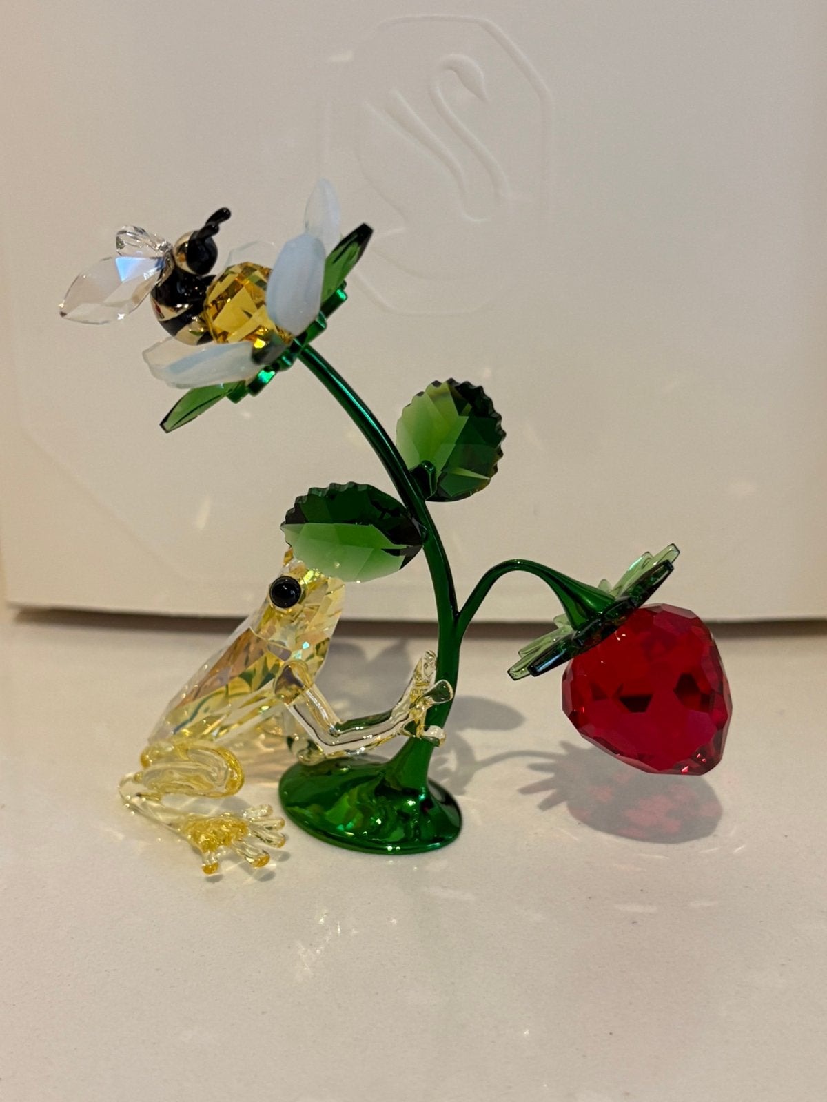Swarovski kikker met bij en aardbei, Verzamelen, Swarovski, Ophalen of Verzenden, Zo goed als nieuw, Figuurtje