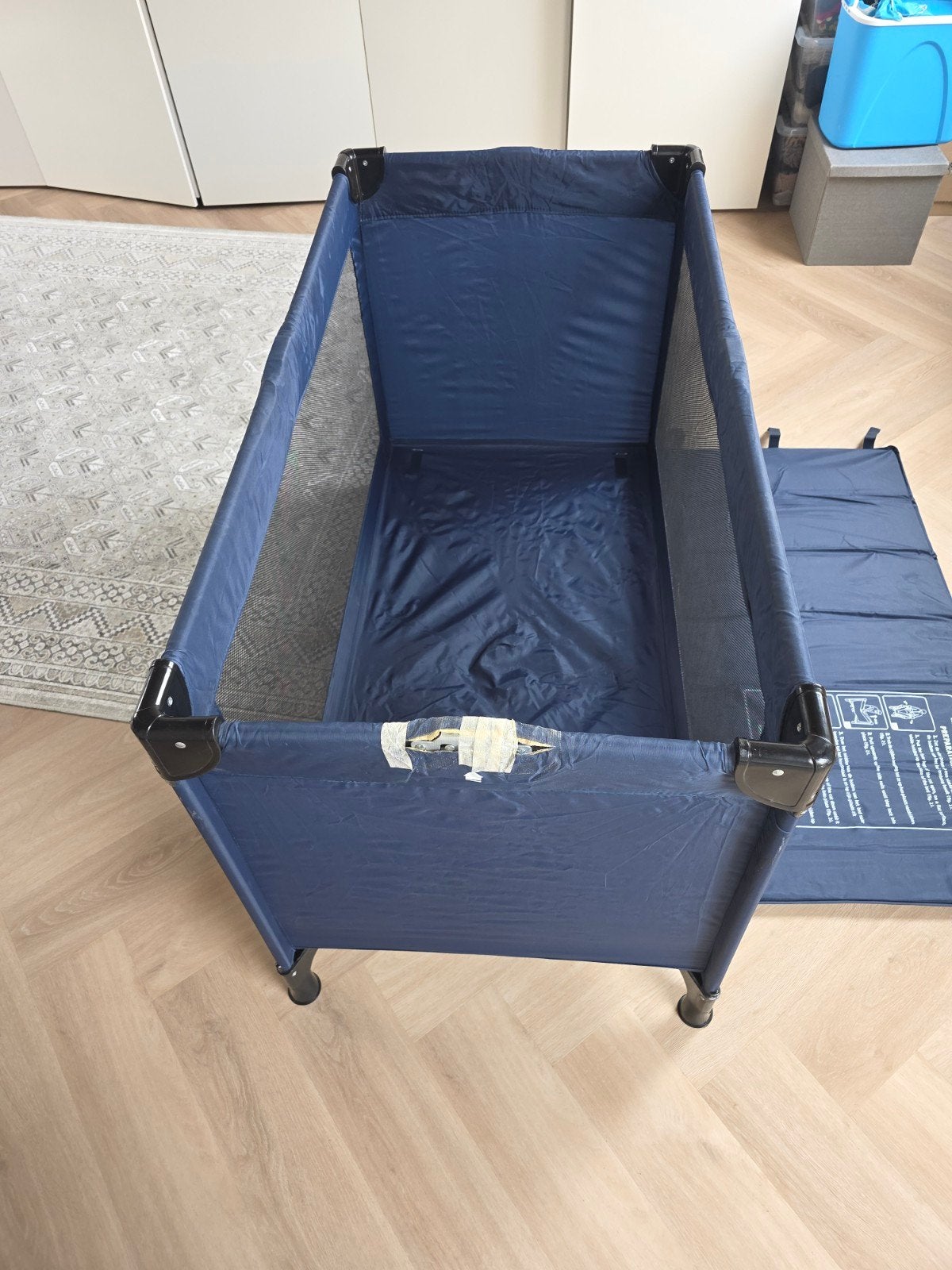baby camping bed  met matras, Kinderen en Baby's, Babywiegjes en Ledikanten, Ophalen of Verzenden, Zo goed als nieuw, Reisbedje
