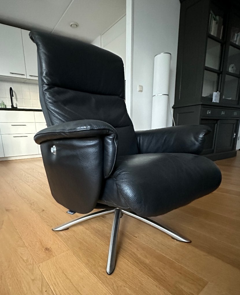 Leren relax fauteuil zwart (Montel), Ophalen, 75 tot 100 cm, Zo goed als nieuw, Modern