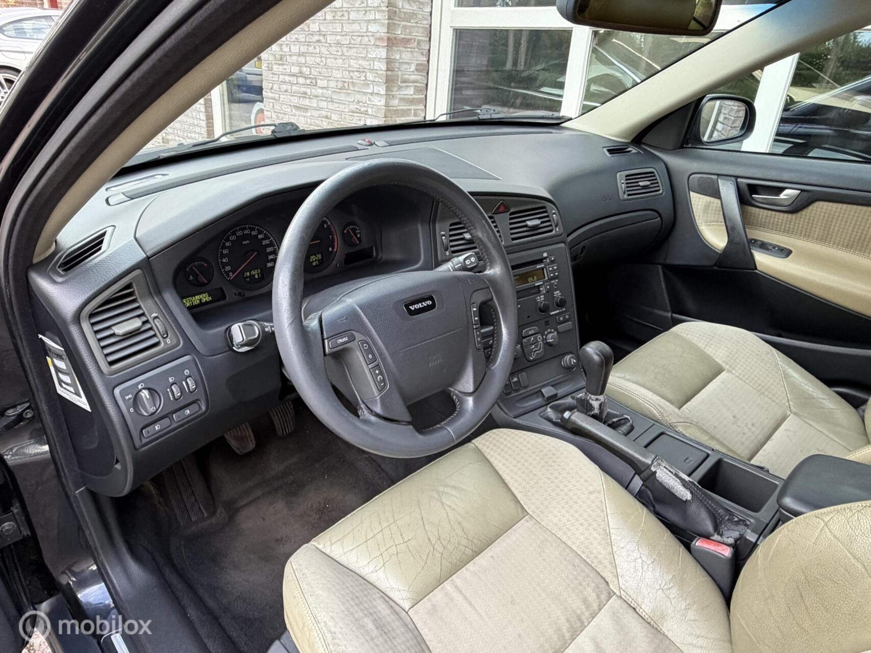 Volvo V70 2.4 Trekhaak Cruise NLauto NAP Youngtimer, Auto's, Voorwielaandrijving, Beige, Leder en Stof, 129 €/maand