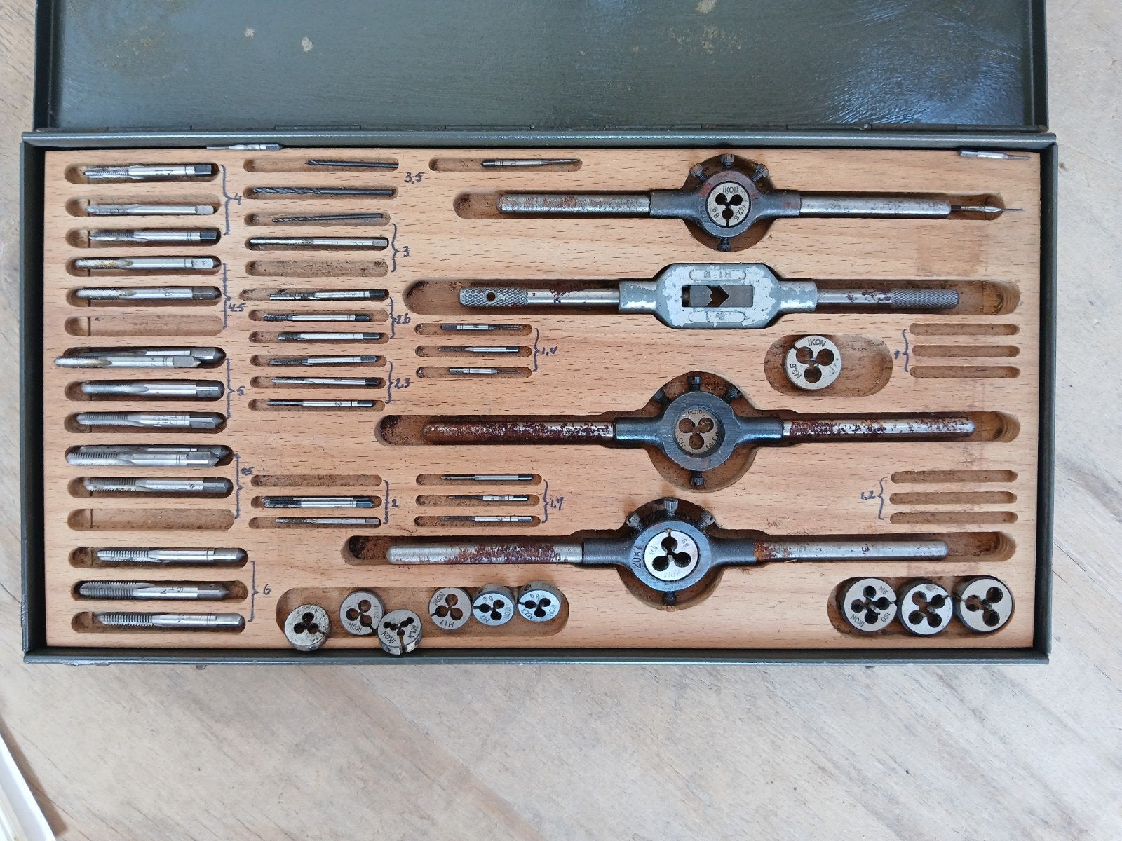 Tap- en Snijset in Metalen Koffer., Ophalen of Verzenden