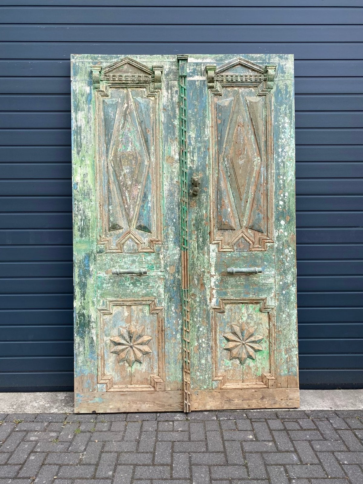 Grote antieke dubbele deur met oude groene patina, Ophalen of Verzenden, Gebruikt, Groen, Hout