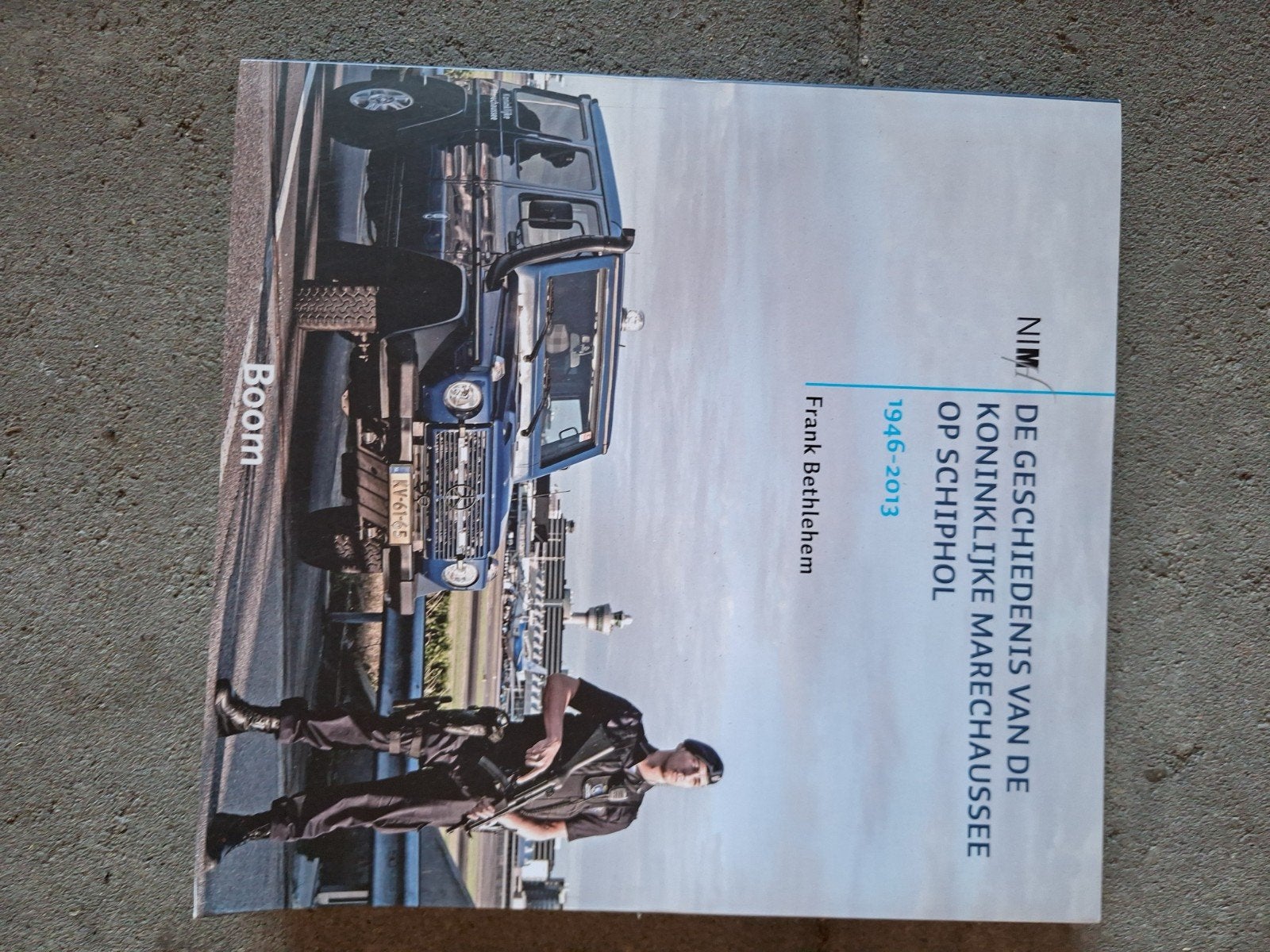 De Geschiedenis van de Koninklijke Marechaussee op Schiphol, Verzamelen, Militaria | Algemeen, Ophalen, Marechaussee, Nederland