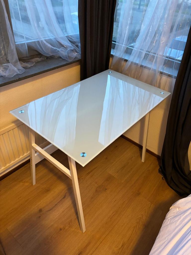 Klein bureau/game-desk, melkglazen blad, witte stalen poten, Ophalen, Gebruikt