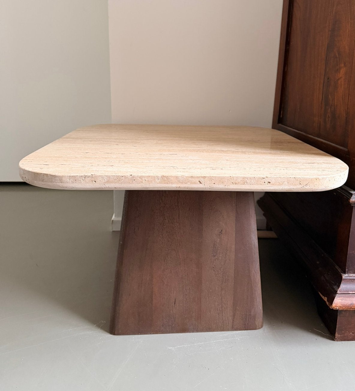 Travertin salontafel met mangohouten onderstel, Huis en Inrichting, Ophalen, Overige materialen, Gebruikt, 100 tot 150 cm