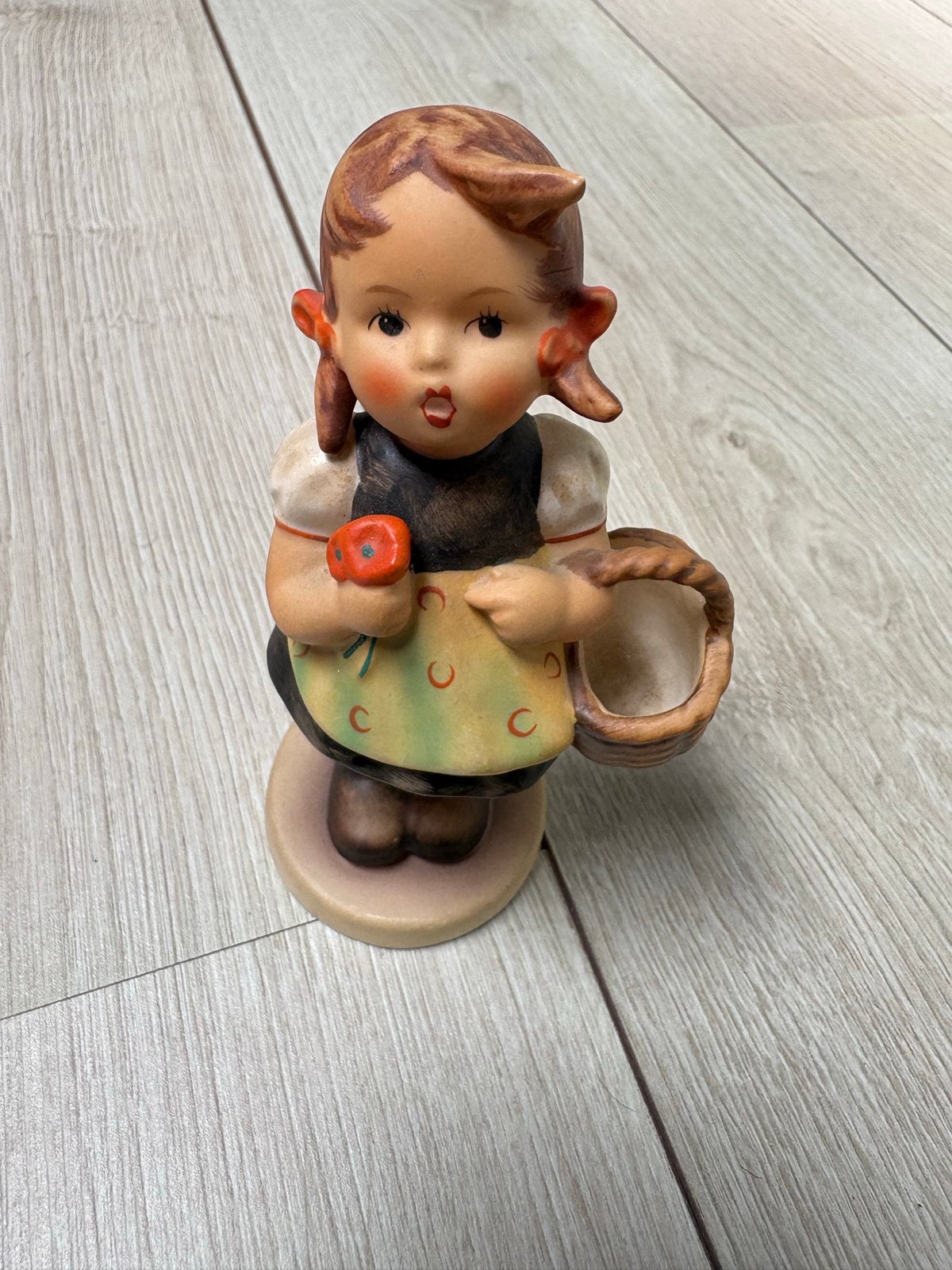 Vintage Hummel beeldje Goebel W Germany meisje met mandje, Verzamelen, Beelden en Beeldjes, Ophalen of Verzenden, Zo goed als nieuw