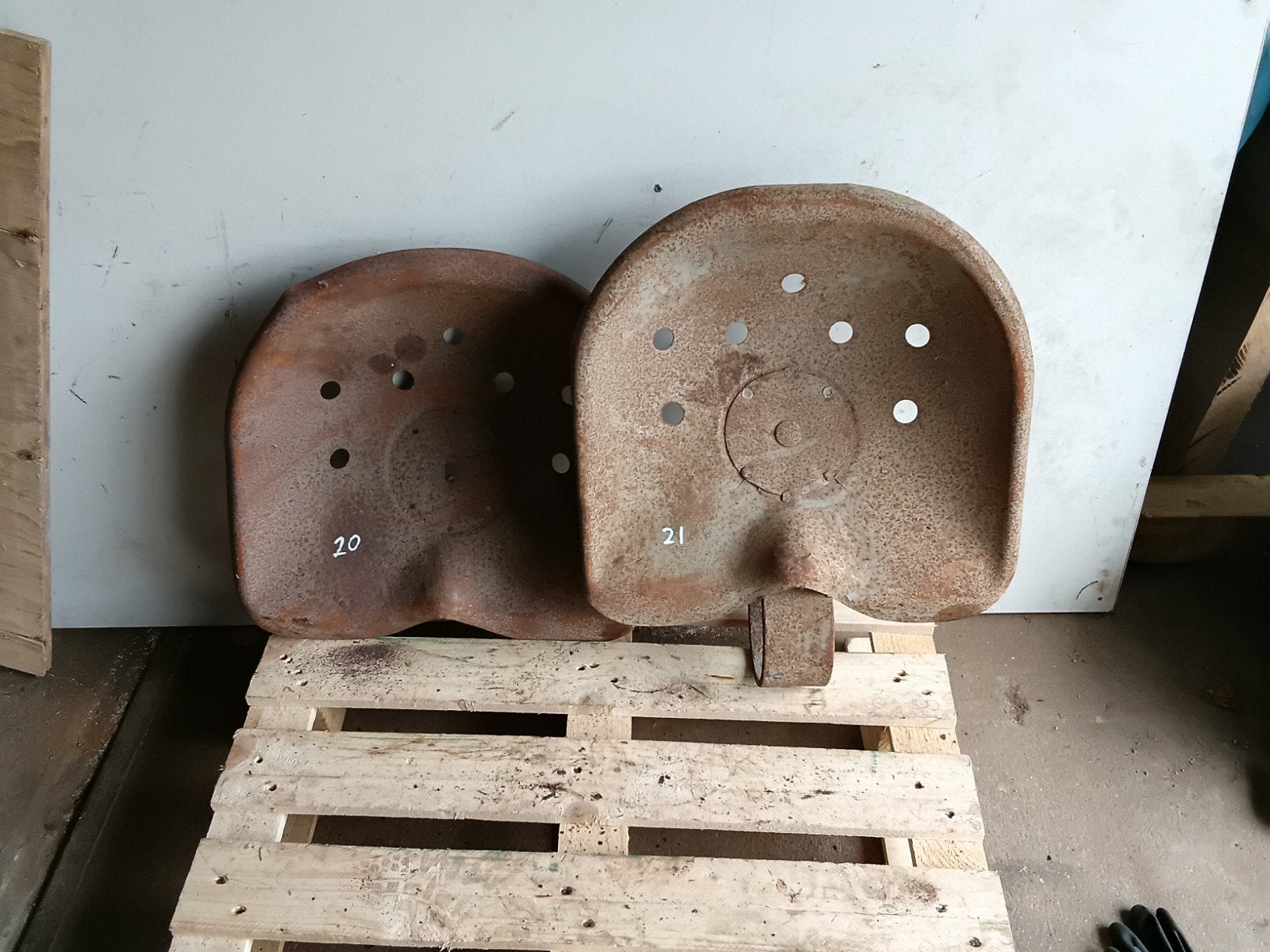 Panzitting / antieke tractor stoel en div onderdelen, Ophalen
