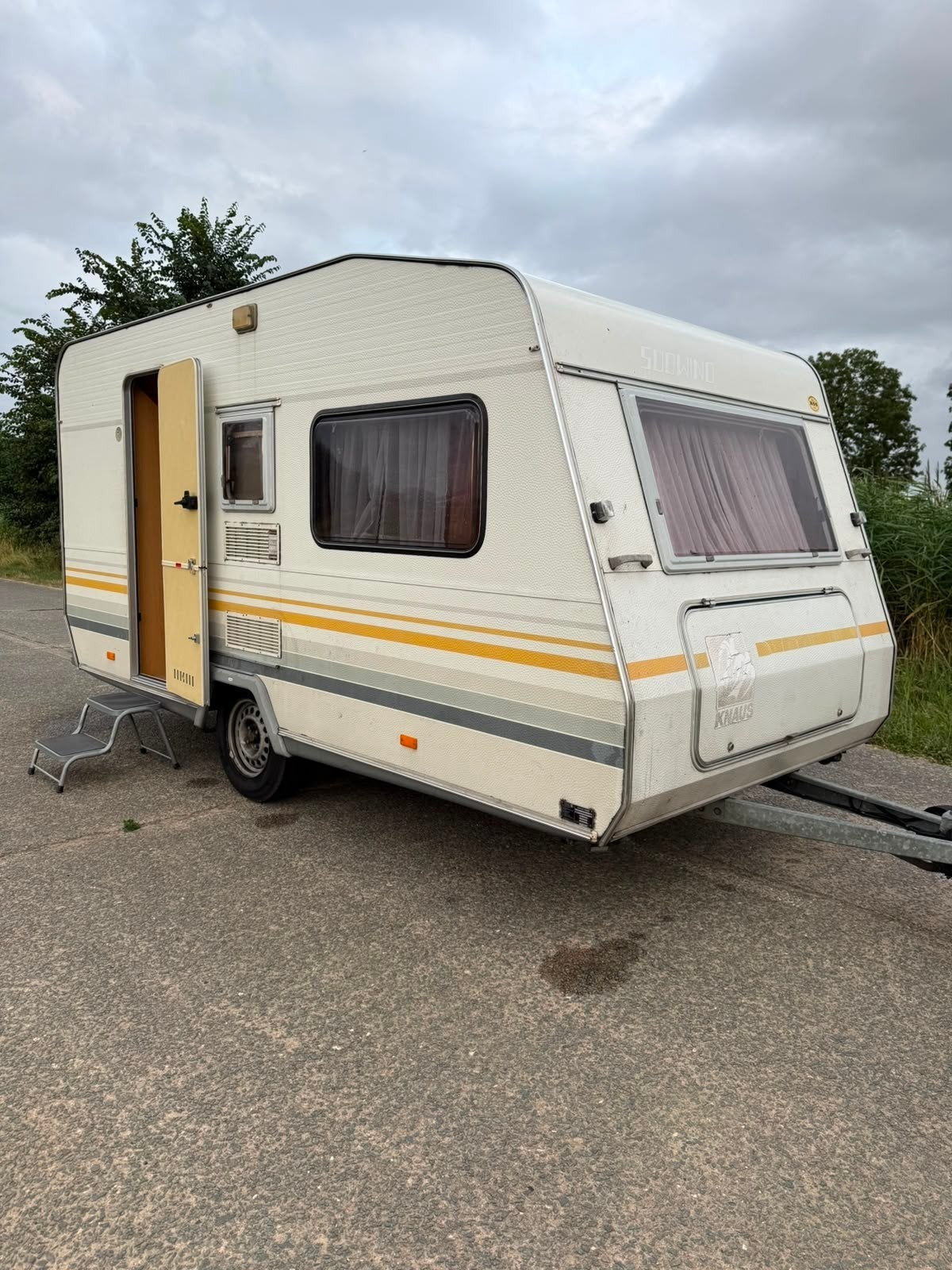 KNAUS SUDWIND BEURT 2025 LUIFEL STAPELBED 2x TREINZIT 2X DWB, Caravans en Kamperen, Caravans, Koelkast, Rondzit, 750 - 1000 kg