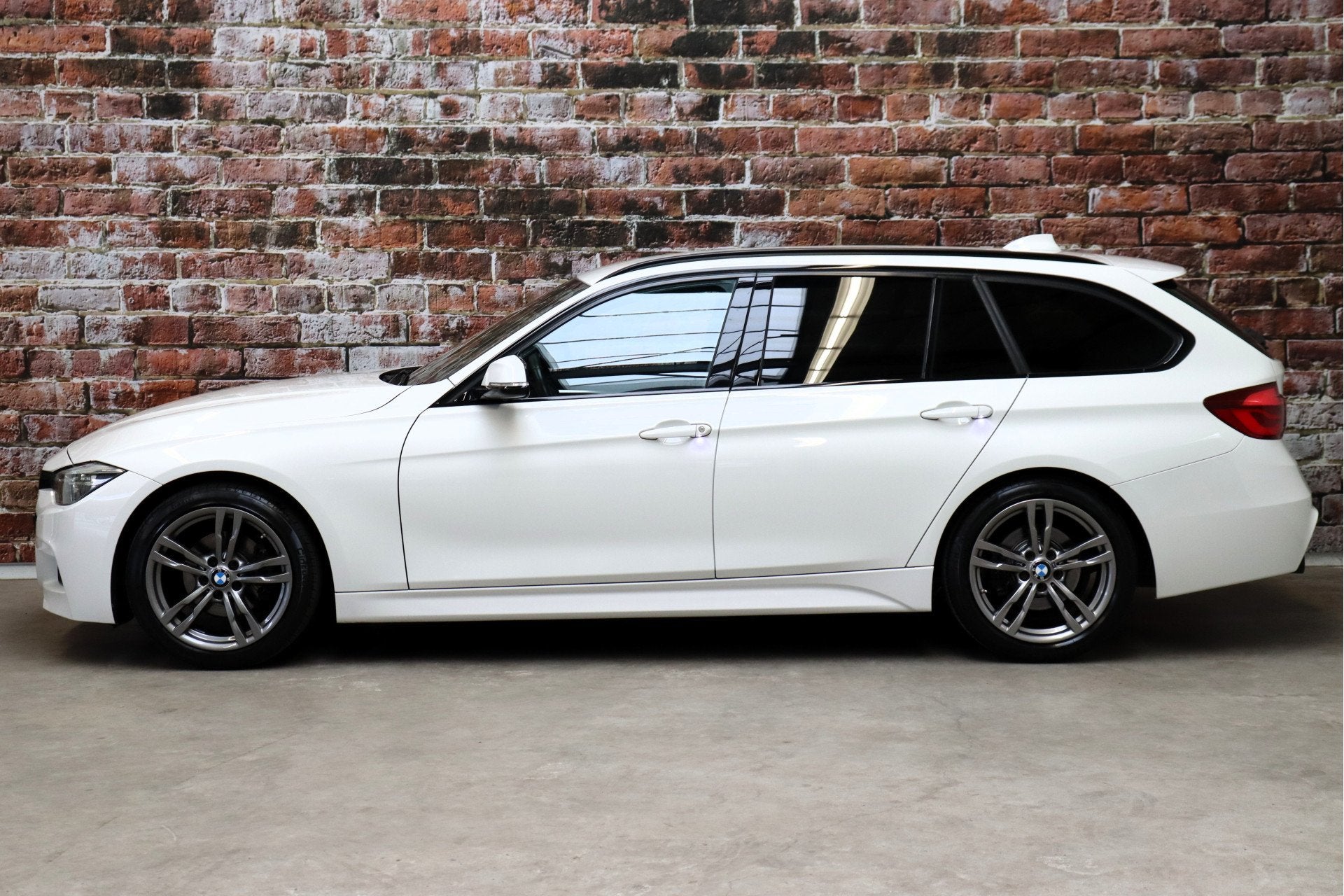 BMW 3 Serie Touring 320i High Executive M Sport Pakket Autom, Automaat, 1998 cc, Achterwielaandrijving, 4 cilinders