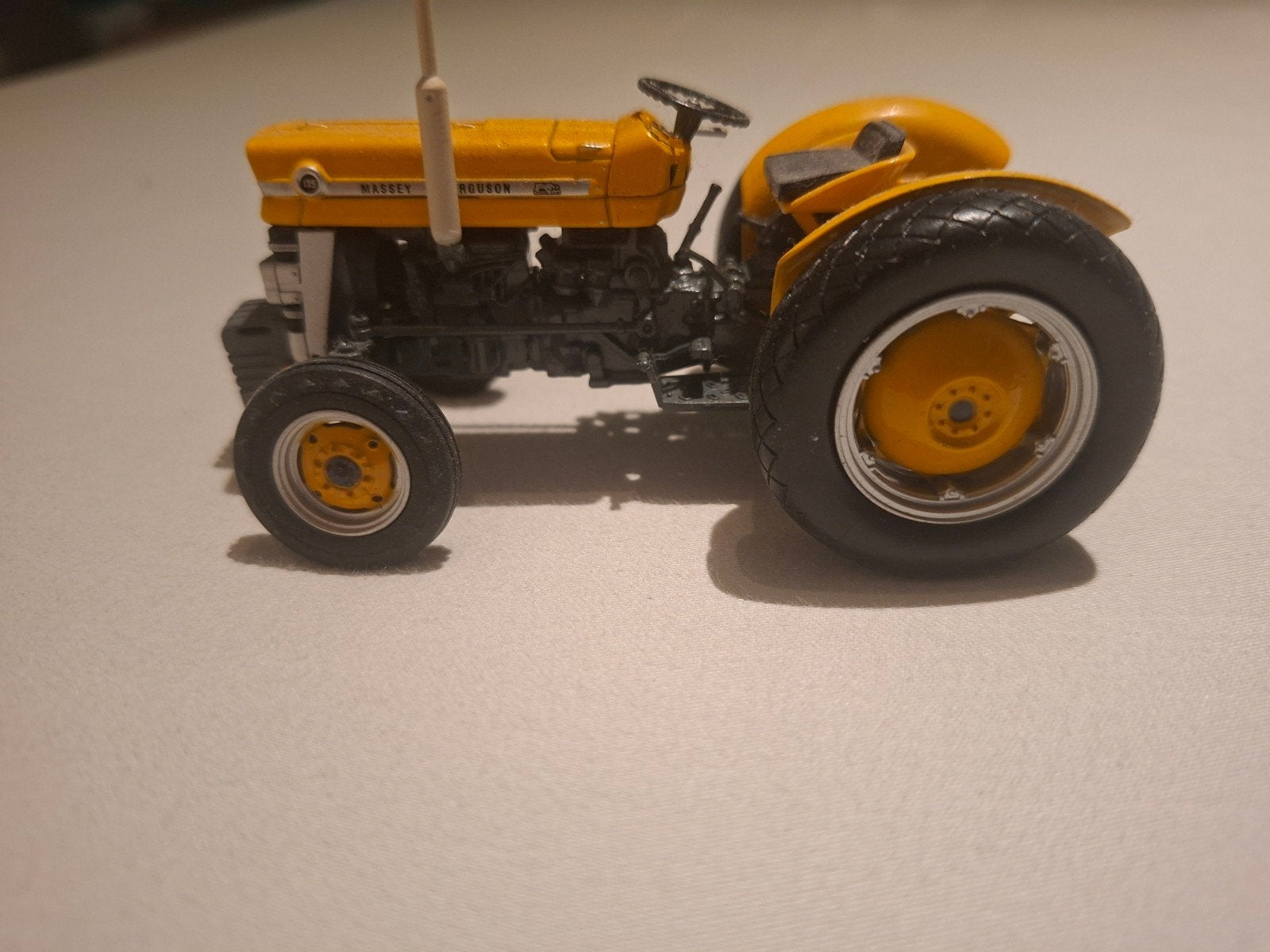 Massey Ferguson 135 Schaalmodel - Geel, Overige merken, 1:32 tot 1:50, Overige typen, Ophalen of Verzenden