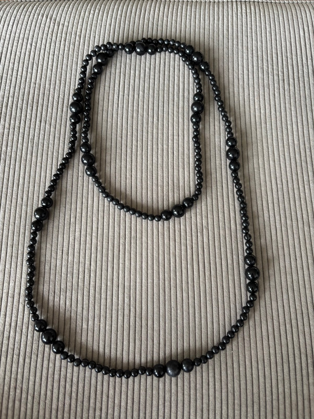 Zgan. Mooie lange Zwarte ketting, Sieraden, Tassen en Uiterlijk, Ophalen of Verzenden, Zo goed als nieuw, Zwart, Kunststof