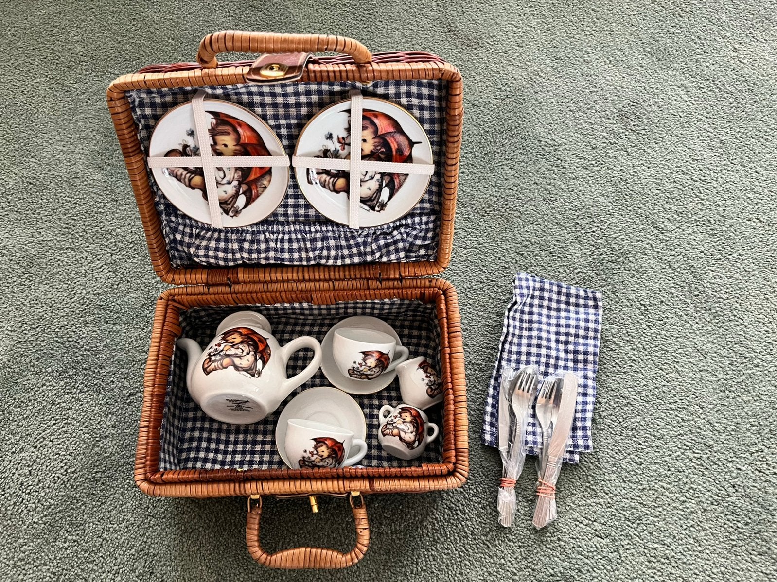 M.J. Hummel picknickmand met kinderserviesje **NIEUW**, Verzamelen, Ophalen of Verzenden, Nieuw, Porselein, Compleet servies