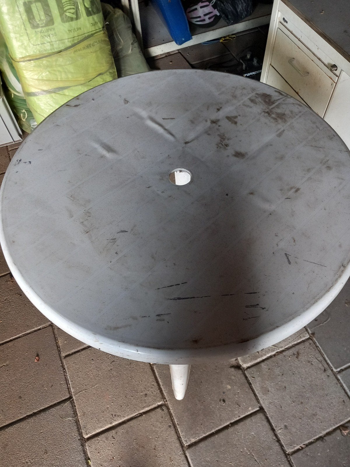 Gratis kunststof tafel, Tuin en Terras, Ophalen, Gebruikt, Rond, Kunststof