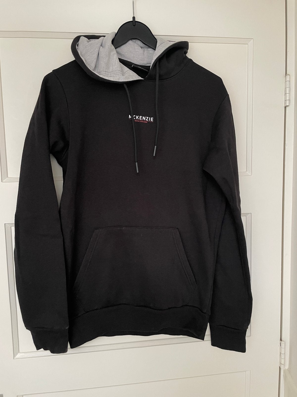 Zwarte hoodie met capuchon - McKenzie S, Ophalen of Verzenden, Gedragen, Zwart