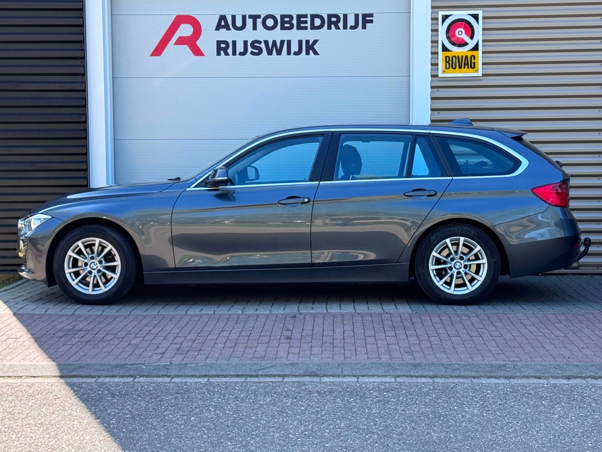 BMW 3-serie Touring 316i Executive Upgrade Navi/Trekhaak, Auto's, Gebruikt, Euro 6, 4 cilinders, Origineel Nederlands