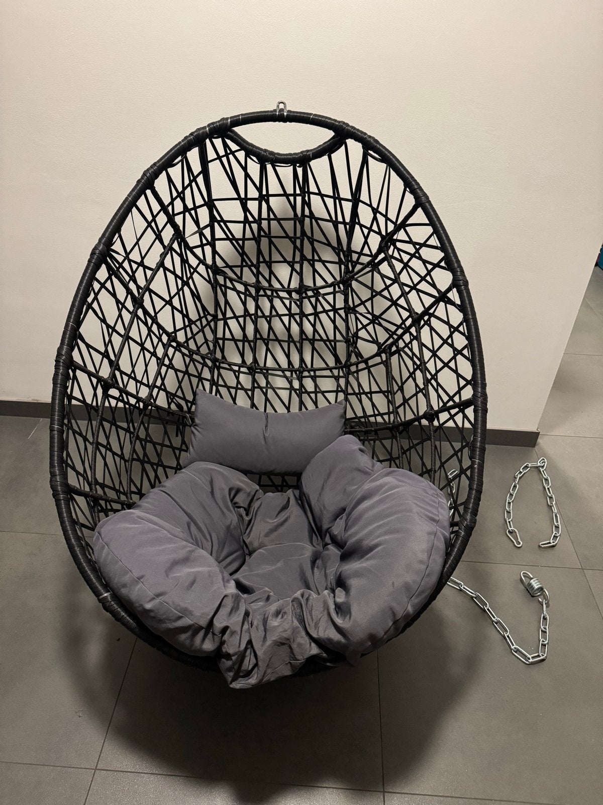 Comfortabele zwarte hangstoel met kussen en ketting, Kunststof, Gebruikt, Zwart, Ophalen of Verzenden