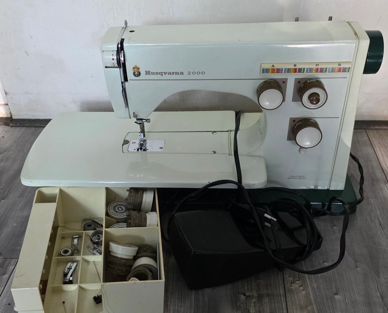 Vintage Husqvarna 2000 (Model 6030) naaimachine werkt niet (, Ophalen, Gebruikt, Naaimachine, Husqvarna