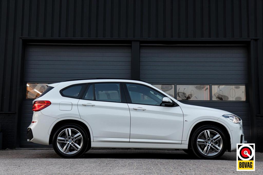 BMW X1 sDrive20i M-Sport M-Pakket /LED/PANODAK/HARMAN-KARDON, 1998 cc, Gebruikt, Huisgarantie, Met garantie (alle)