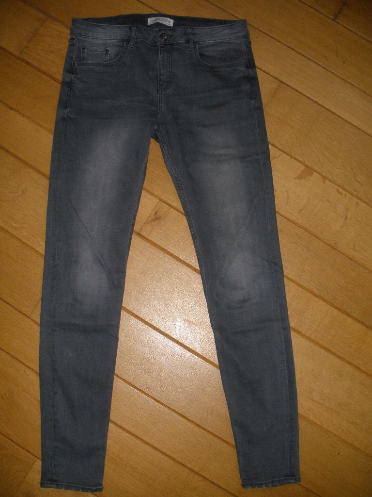 ZARA Woman stretch spijkerbroek grijs maat 28 - nieuw -, Zara, Nieuw, Ophalen of Verzenden, W28 - W29 (confectie 36)