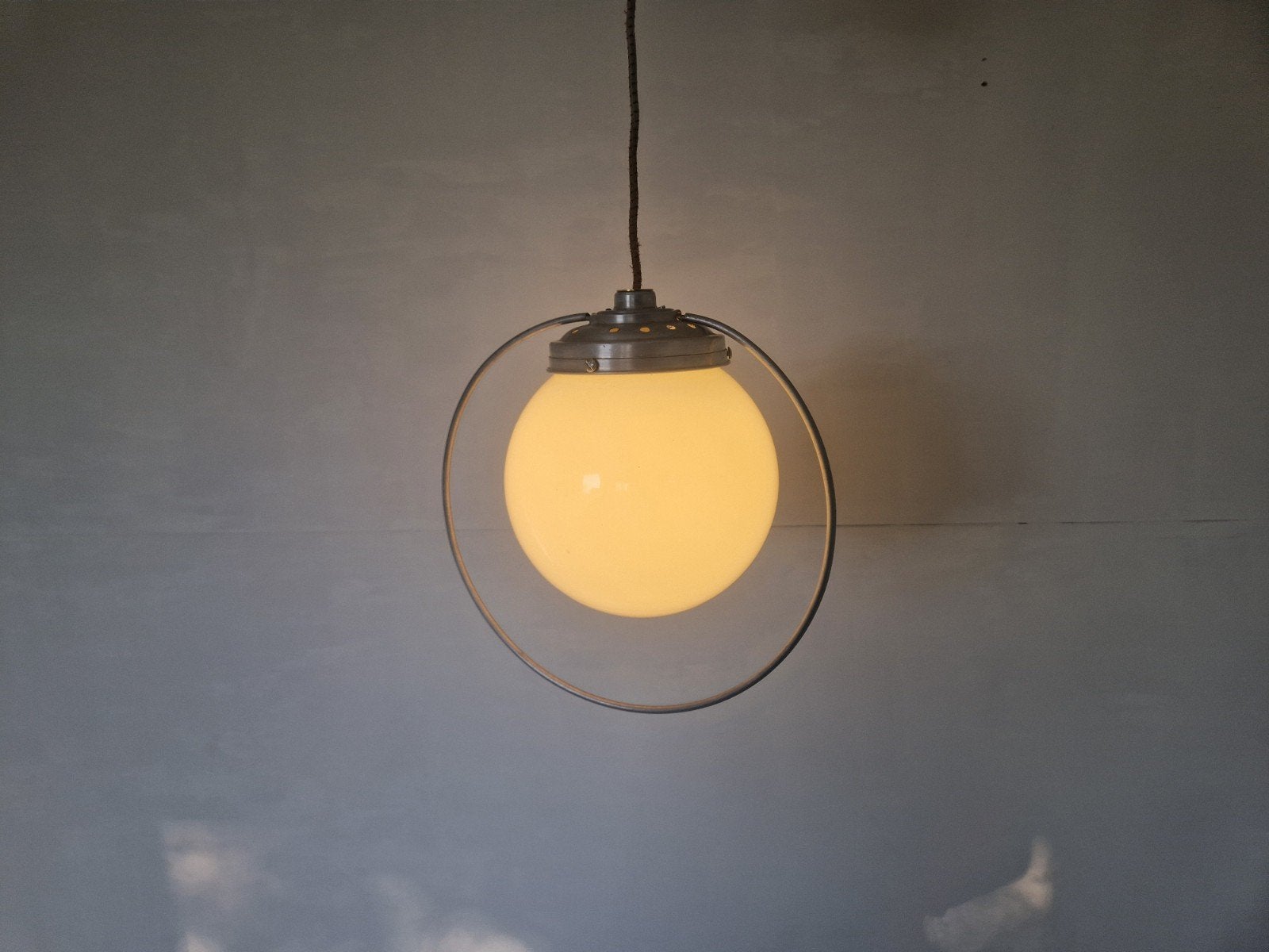 Art deco opaline hanglamp aluminum frans, Antiek en Kunst, Ophalen of Verzenden
