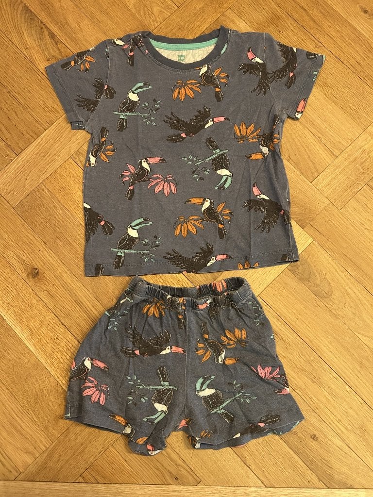 Hema T-shirt en korte broek pyamaset met toekans, Ophalen of Verzenden, Gebruikt, Maat 110